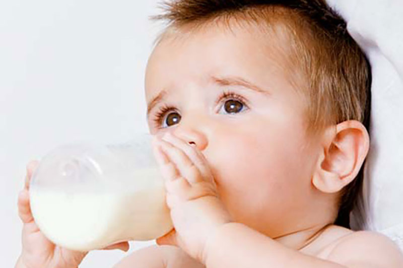 تغذیه ی کودک با شیر گاو