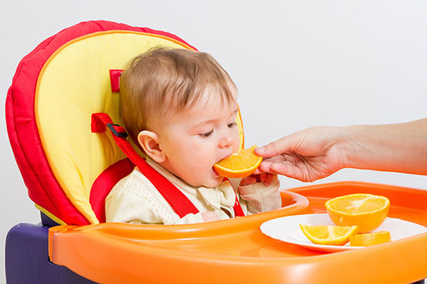 دادن پرتقال به نوزاد