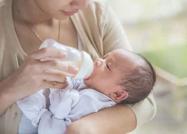 دادن آب قند به نوزاد