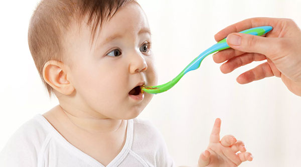 5 اشتباه قدیمی در تغذیه ی نوزاد