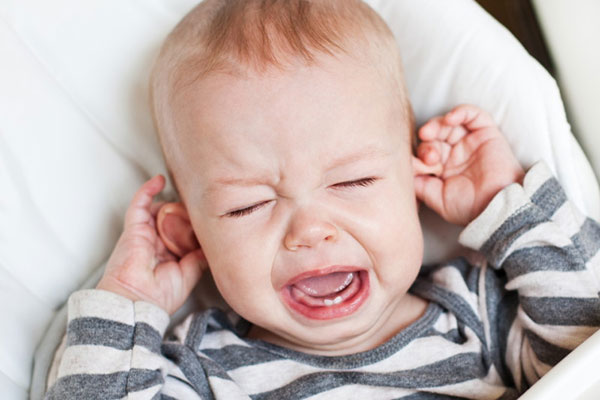 علائم عفونت گوش در نوزادان