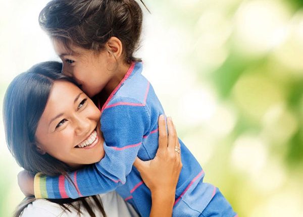آغوش گرفتن کودک