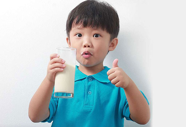 به بچه ها شیر کم چرب بدهیم یا پرچرب