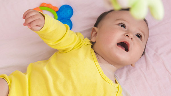 حرکت و بازی نوزادان از ابتدای تولد تا 3 ماهگی