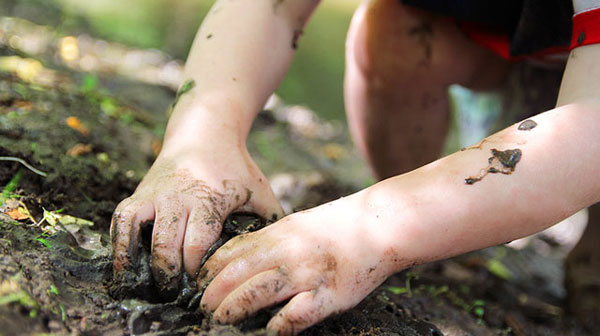 7 دلیل برای خاک بازی کودک