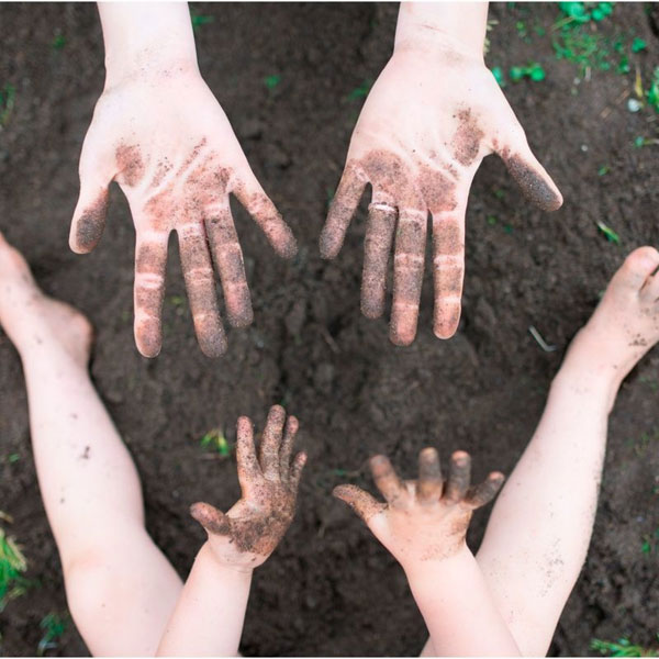7 دلیل برای خاک بازی کودک