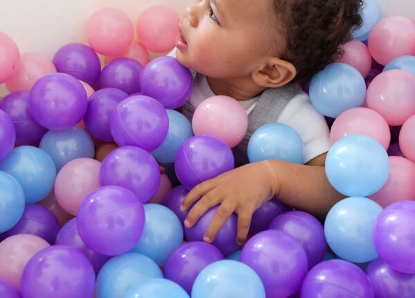 فعالیت هایی با توپ برای بازی با نوزاد یا کودک نوپا
