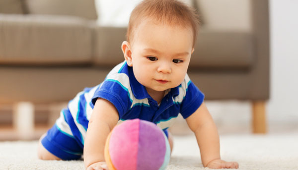 فعالیت هایی با توپ برای بازی با نوزاد یا کودک نوپا